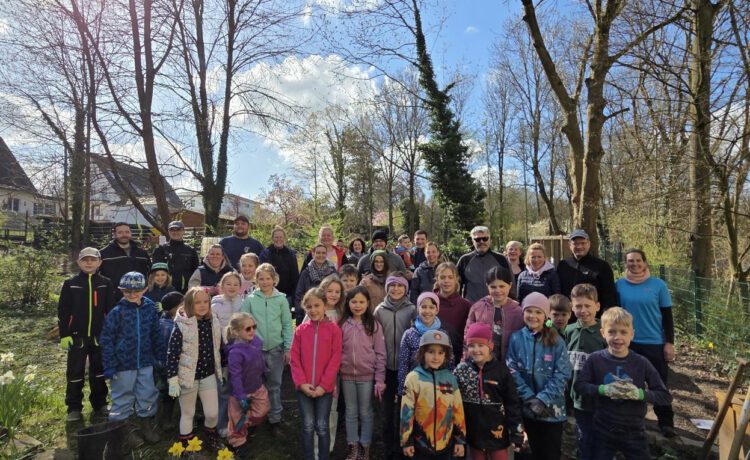 Aufräumaktion im Schulgarten