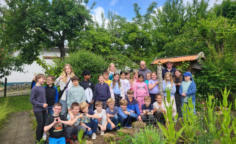 Die Klasse 3a zu Besuch beim Imker