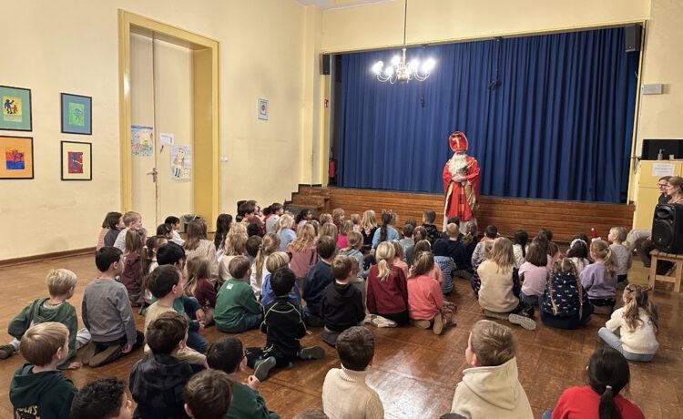 Der Nikolaus zu Besuch bei unseren Erstklässlern
